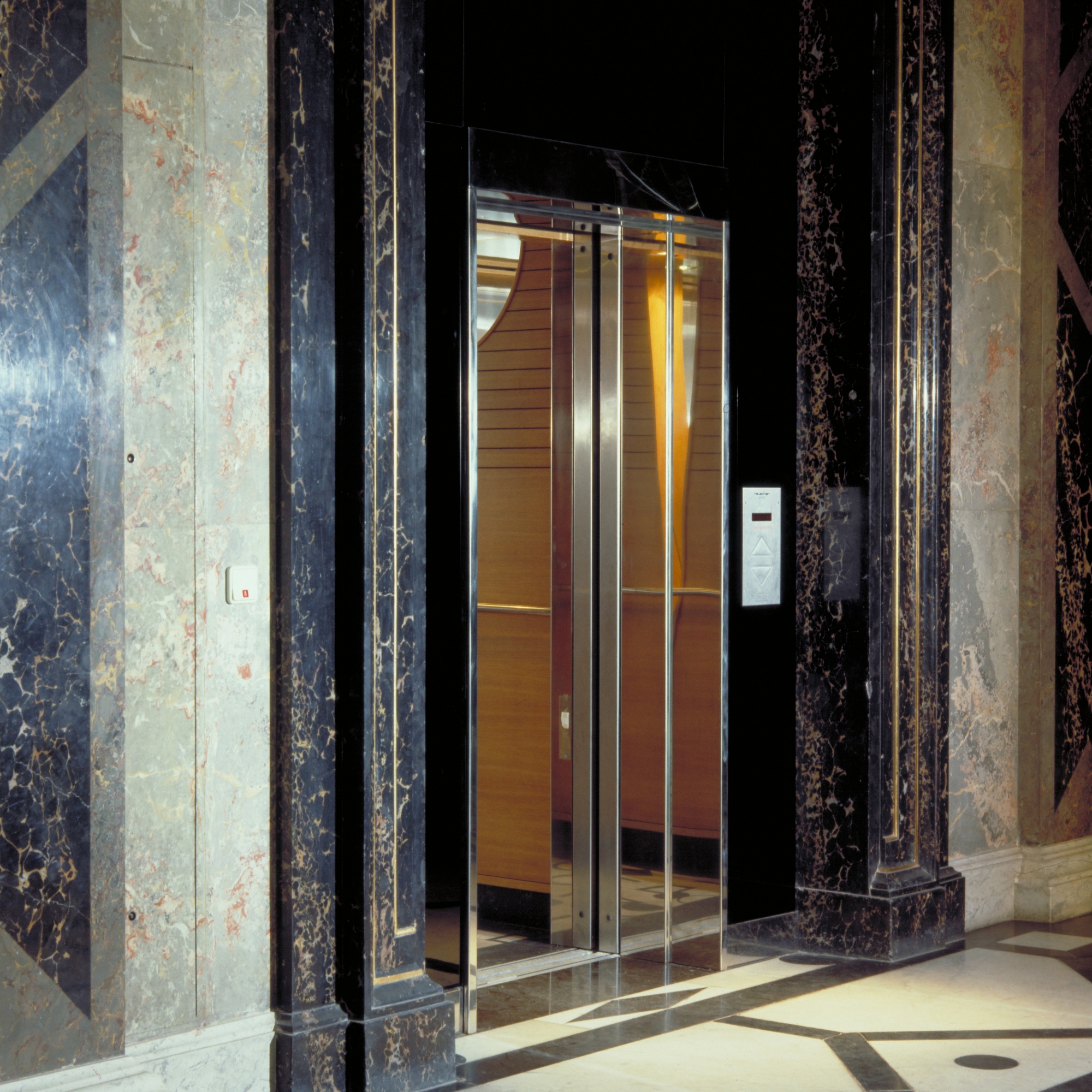 GMMK , Foto: Elisabeth Mayr-Keber , Gert M. MAYR-KEBER ZT-GmbH. Lift im Kunsthistorischen Museum 1989