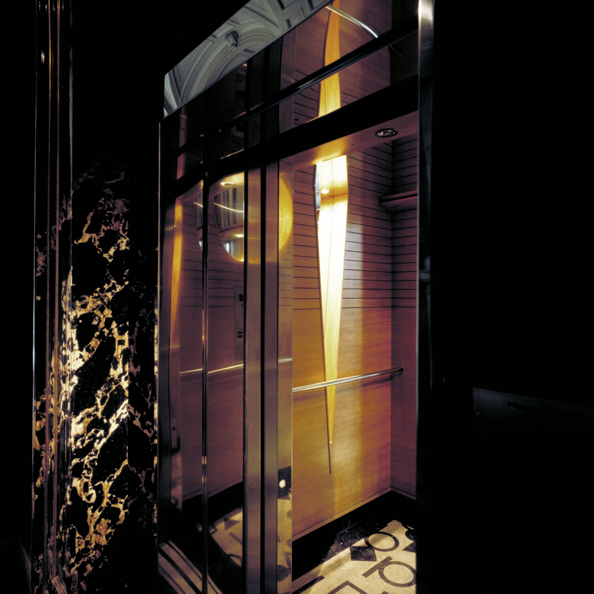 GMMK , Foto: Elisabeth Mayr-Keber , Gert M. MAYR-KEBER ZT-GmbH. Lift im Kunsthistorischen Museum 1989