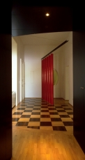 GMMK , Foto: Elisabeth Mayr-Keber , Gert M. MAYR-KEBER ZT-GmbH. Wohnung mit roten Säulen 1987